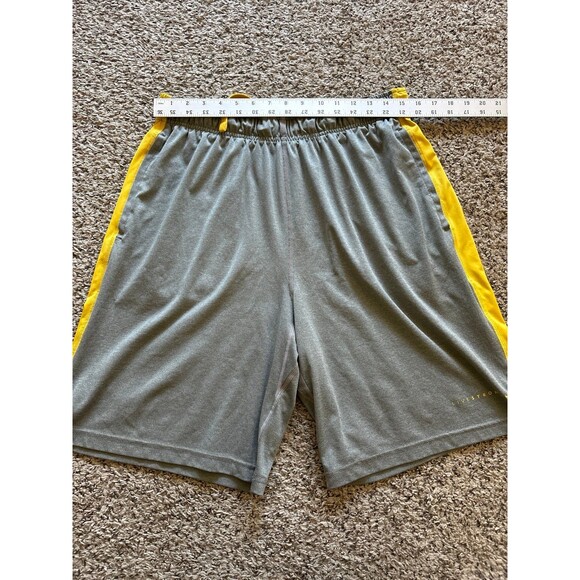 Nike Livestrong Shorts men’s Large - Picture 1 of 3